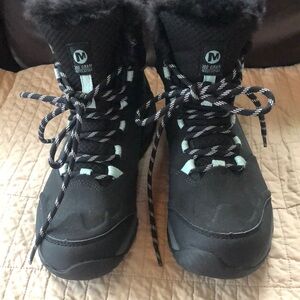 Women’s Merrell waterproof snow boots. Size 9. Like new condition.